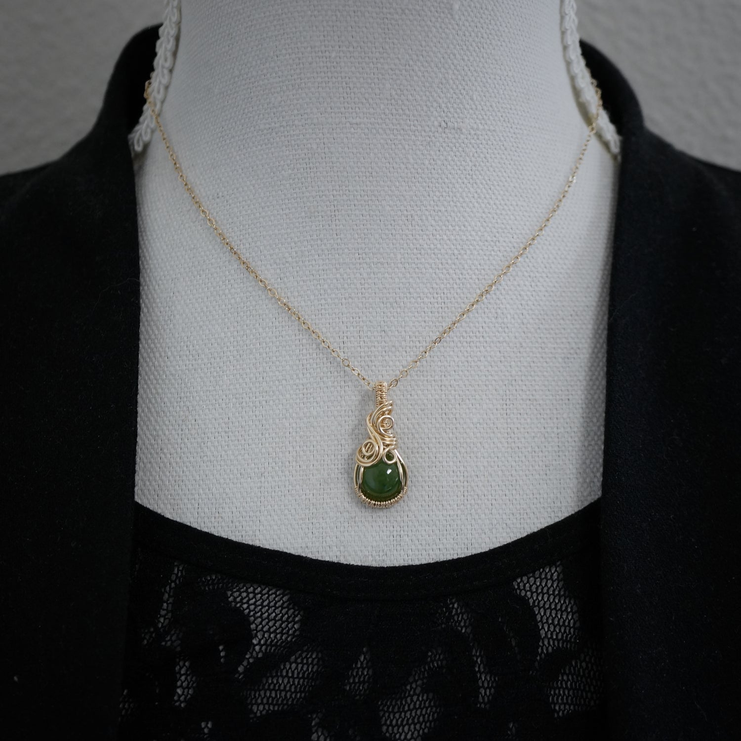 14k gold filled wire wrap hanger met nefriet jade