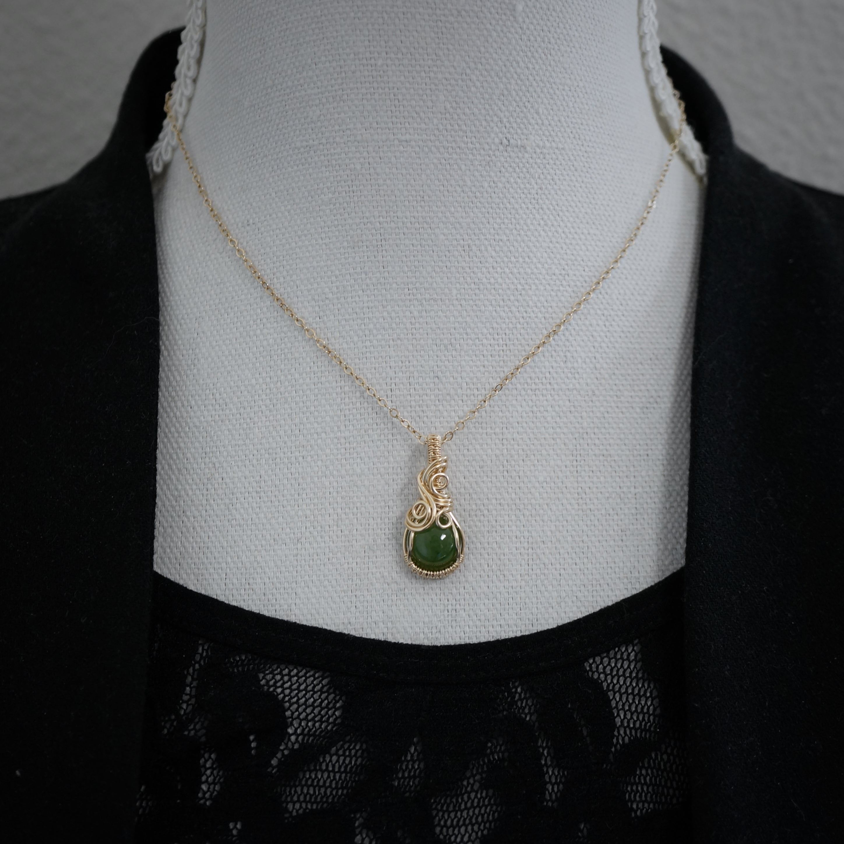 14k gold filled wire wrap hanger met nefriet jade