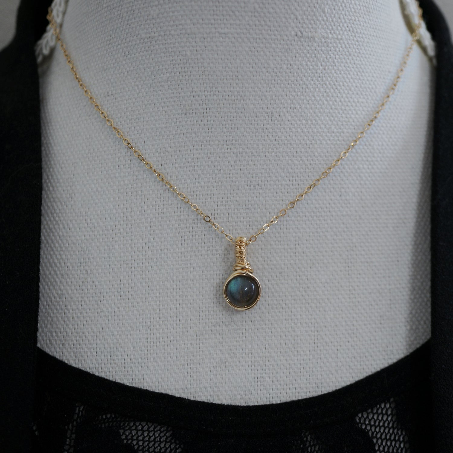 14k gold filled hanger met labradoriet