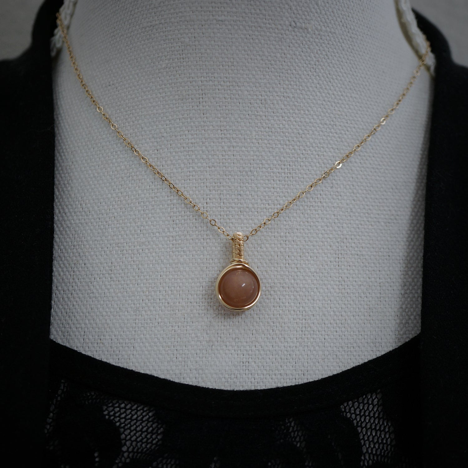 14k Gold Filled Wire Wrap Hanger met Zonnesteen, Handgemaakt en Uniek