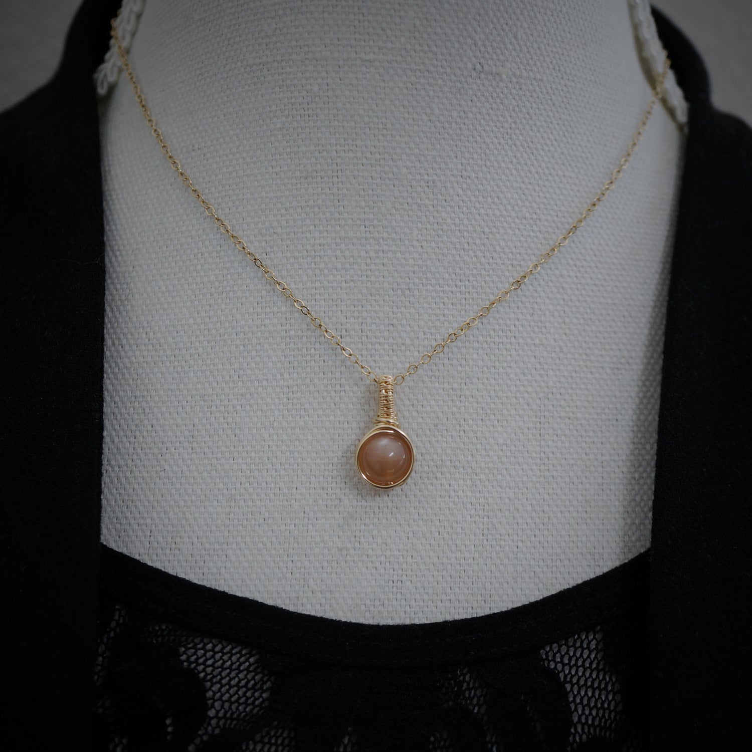14k gold filled hanger met perzik maansteen, handgemaakt wire wrap sieraad