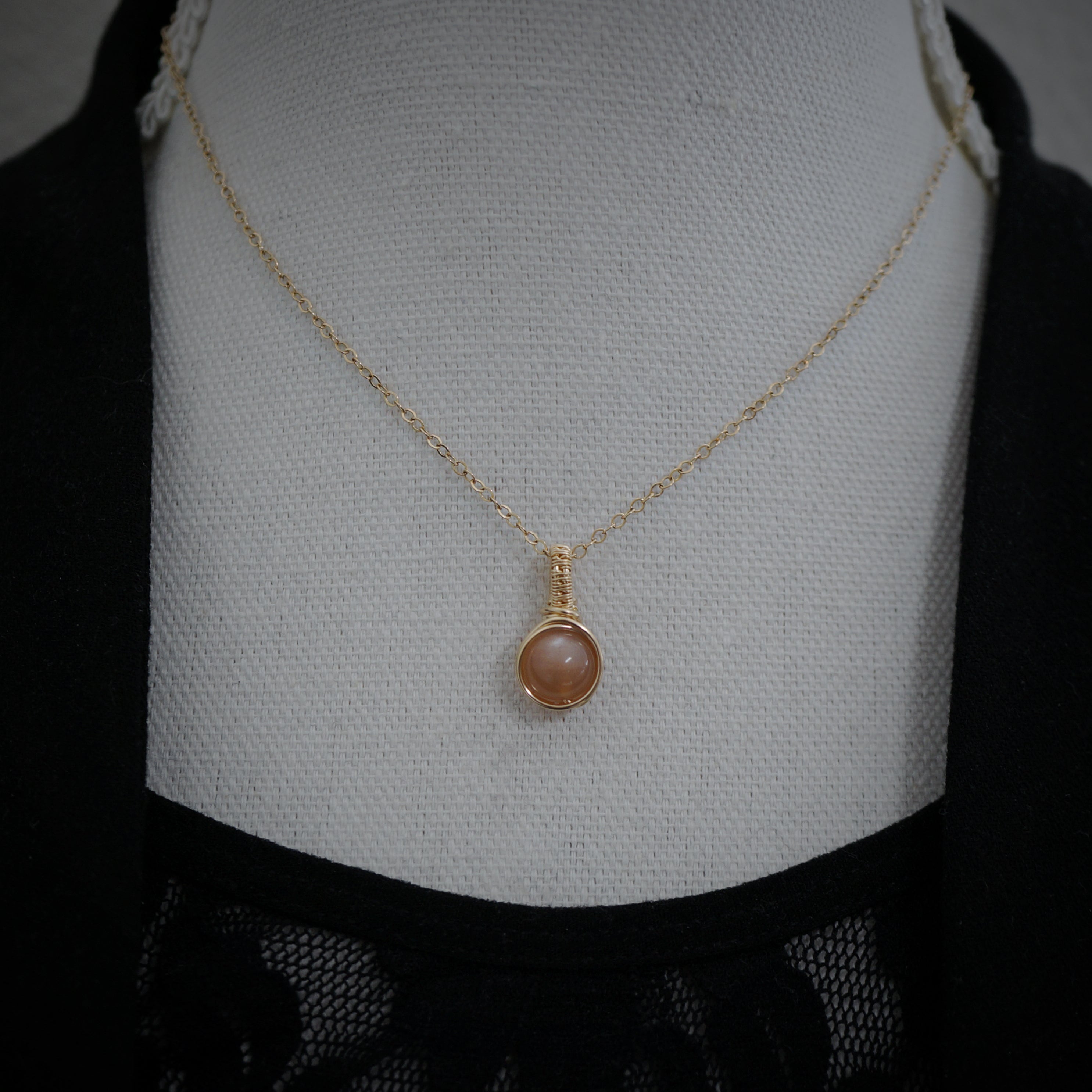 14k gold filled hanger met perzik maansteen, handgemaakt wire wrap sieraad