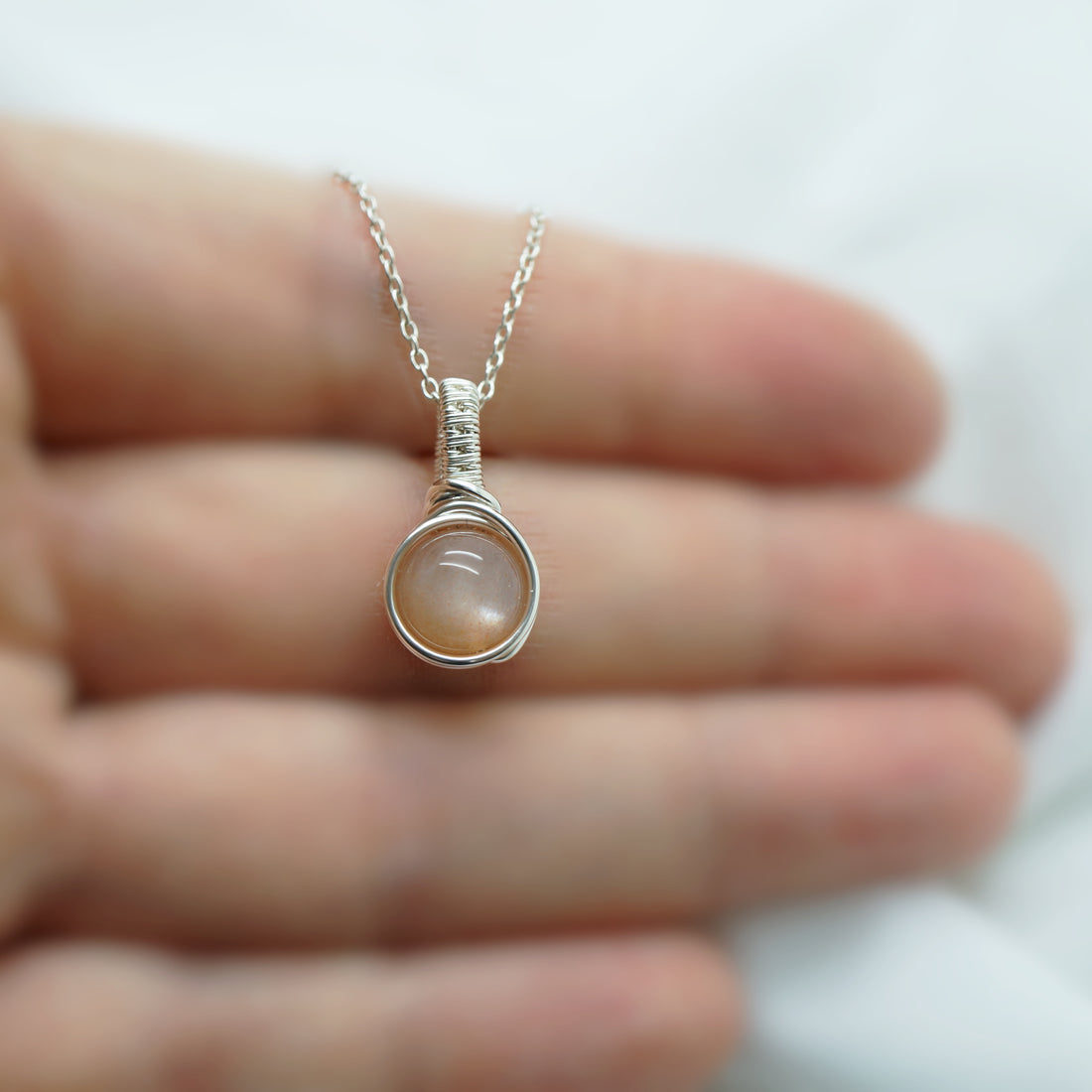 Sterling zilveren hanger met perzik maansteen, handgemaakt wire wrap sieraad
