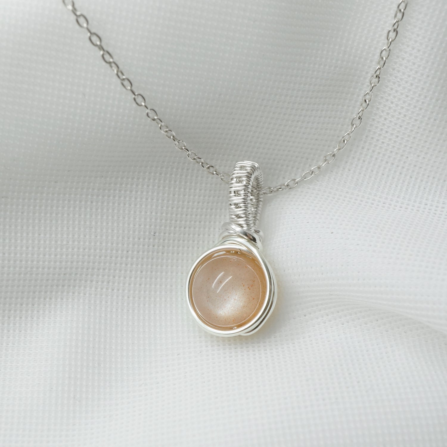 Sterling zilveren hanger met perzik maansteen, handgemaakt wire wrap sieraad