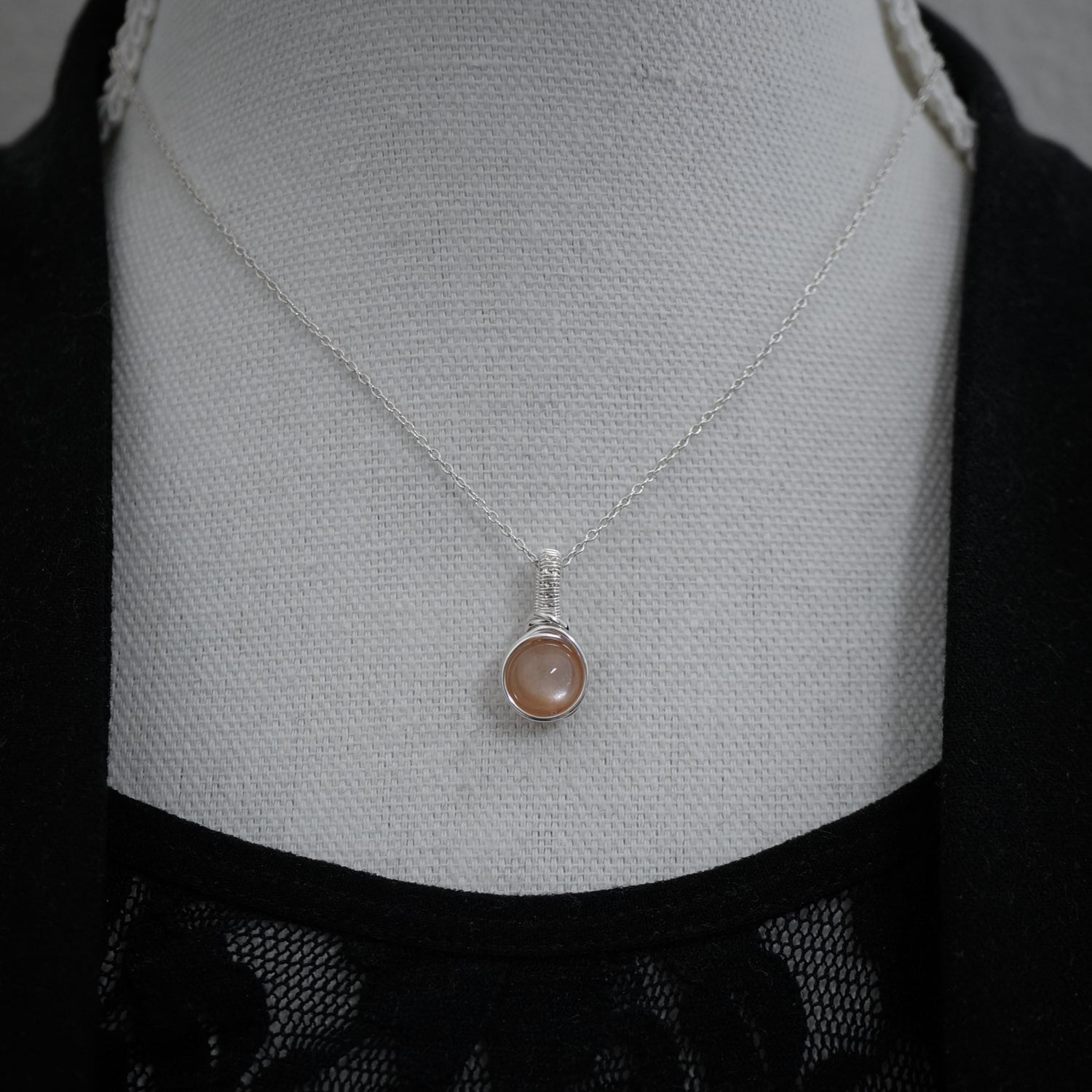 Sterling zilveren hanger met perzik maansteen, handgemaakt wire wrap sieraad