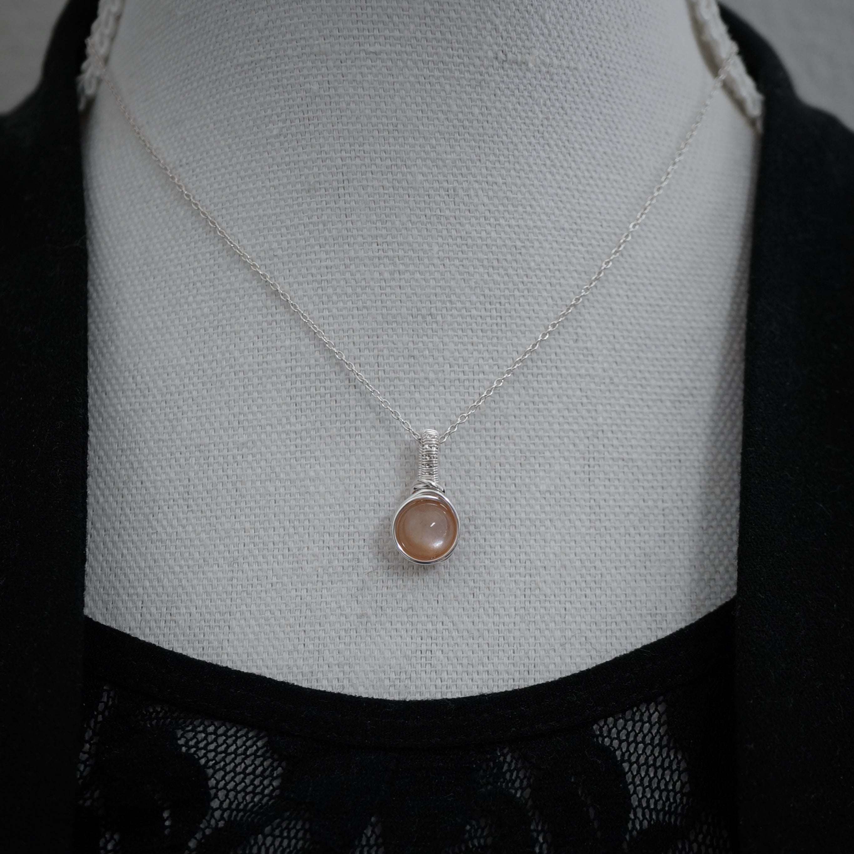 Sterling zilveren hanger met perzik maansteen, handgemaakt wire wrap sieraad