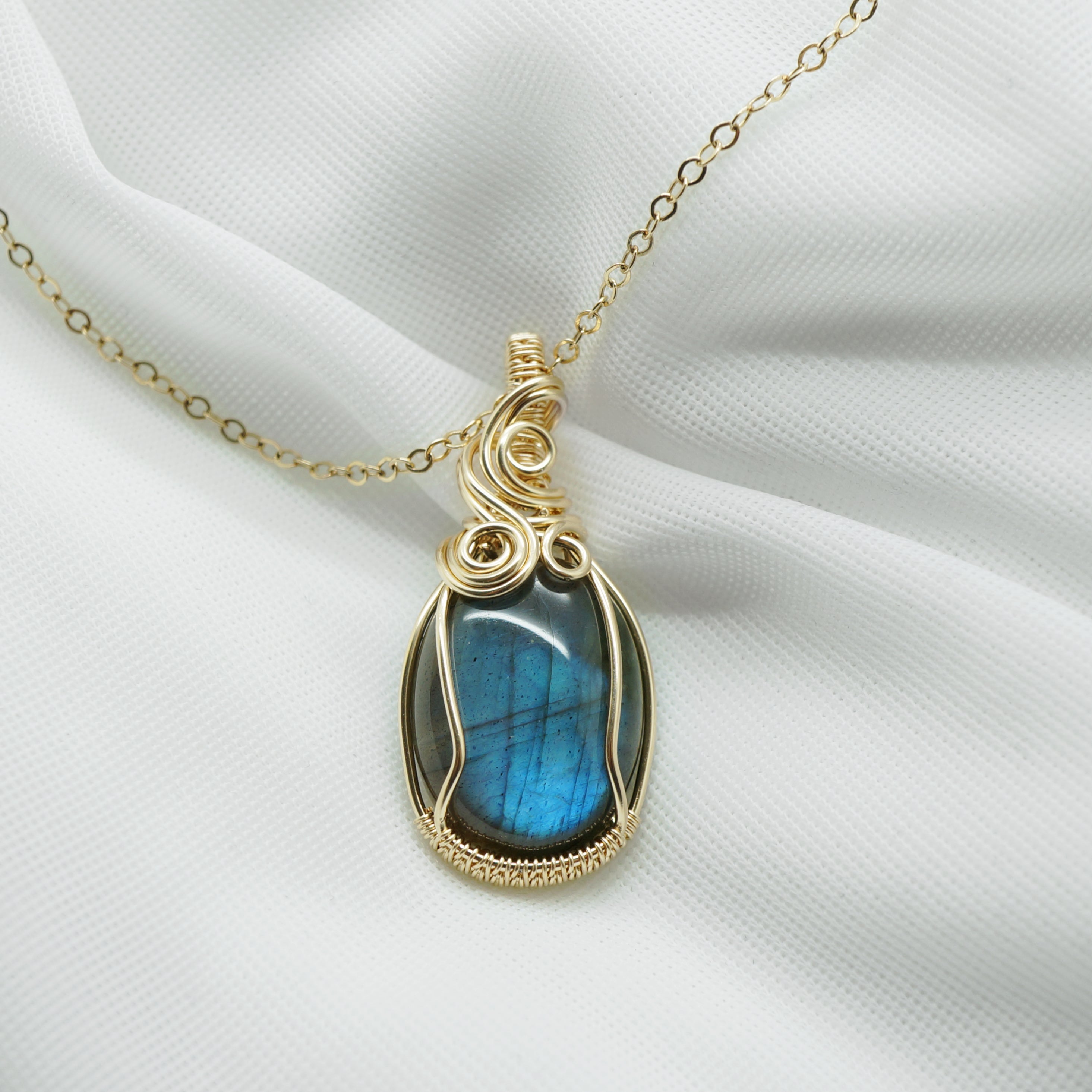 14k gold filled wire wrap hanger met labradoriet