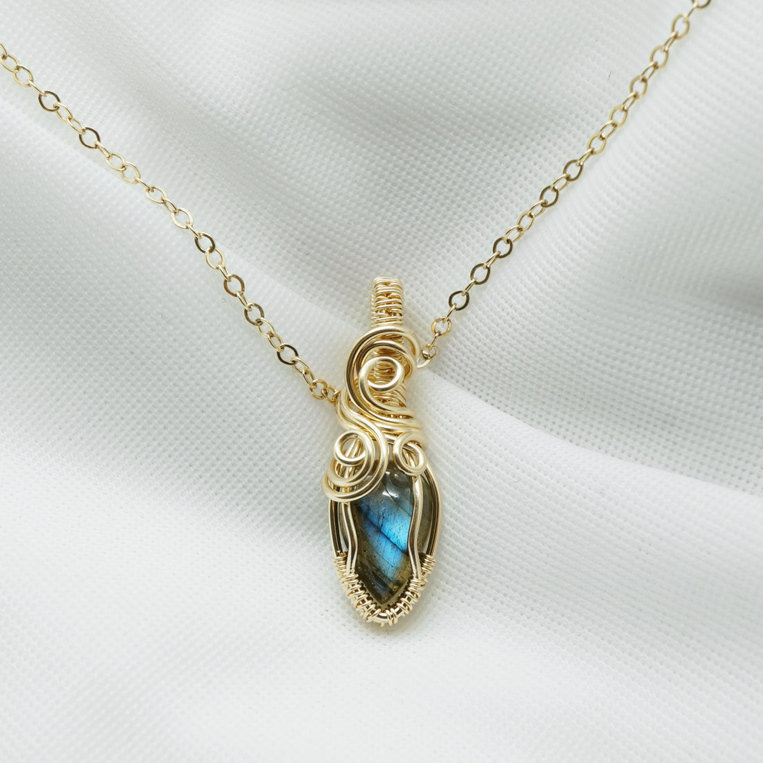 14k gold filled wire wrap hanger met labradoriet