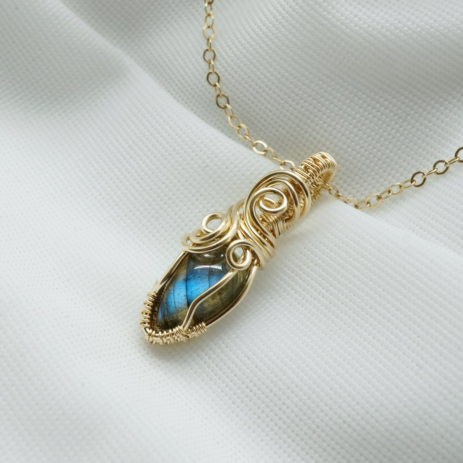 14k gold filled wire wrap hanger met labradoriet