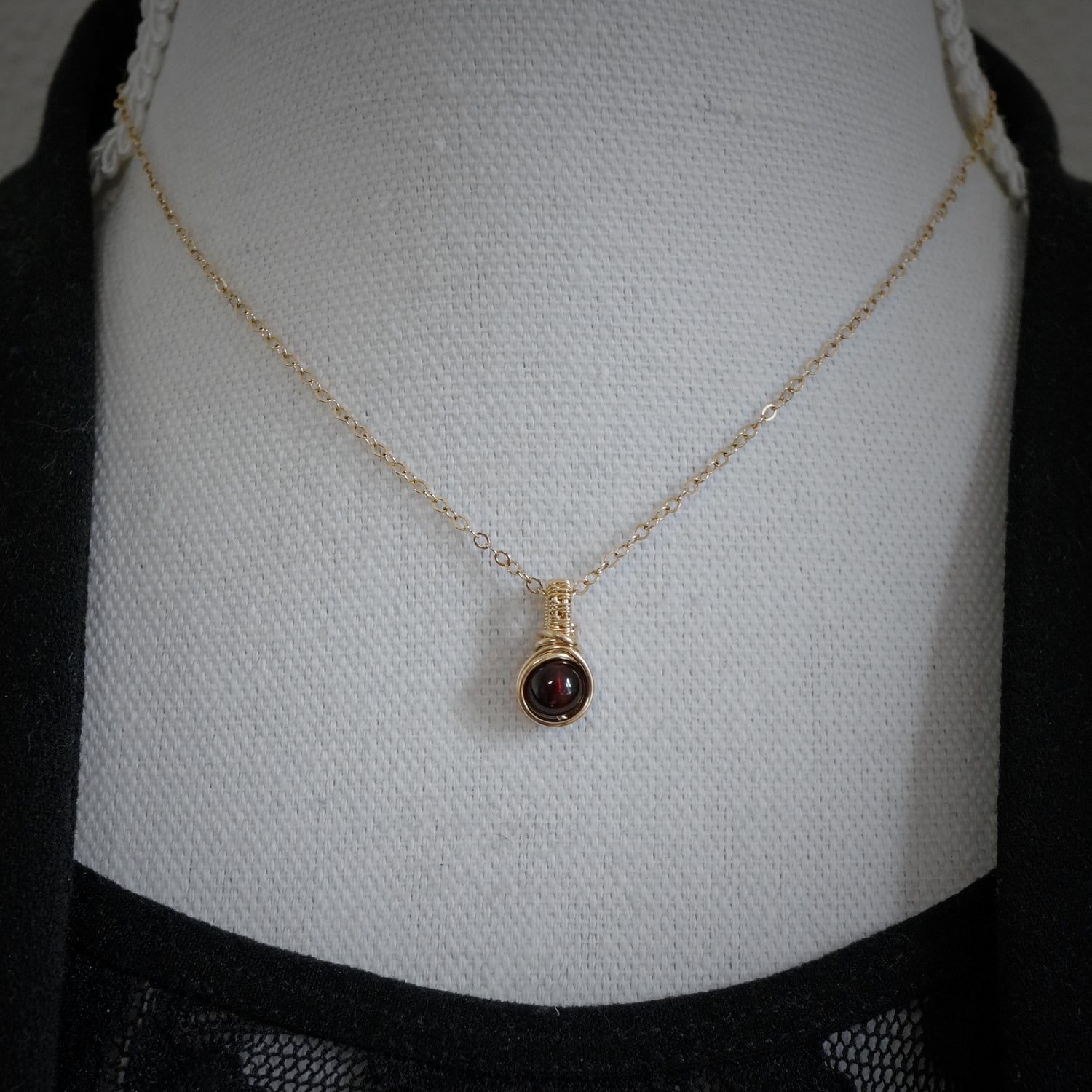 Klein 14k Gold Filled Hangertje met Dieprode Granaat