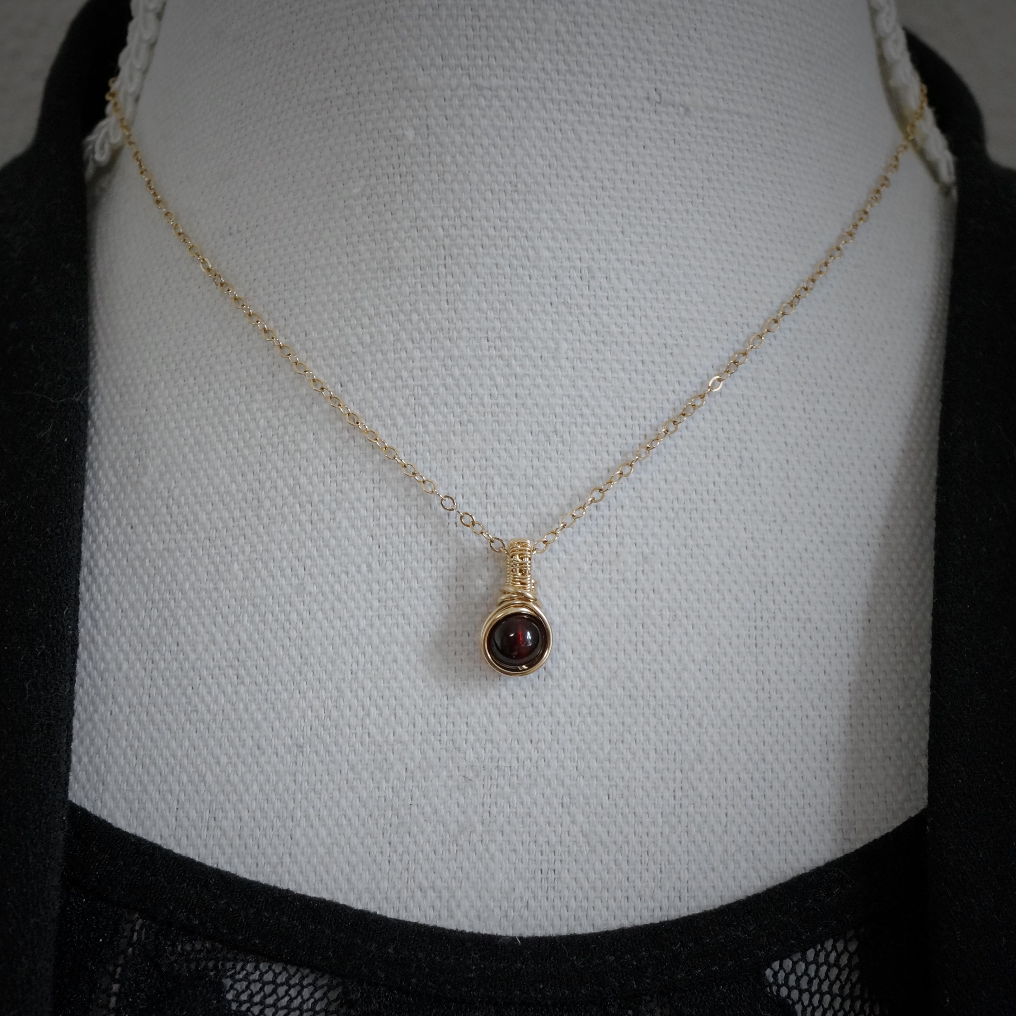 Klein 14k Gold Filled Hangertje met Dieprode Granaat