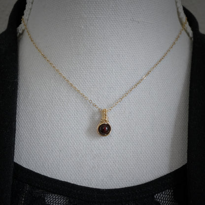 Klein 14k Gold Filled Hangertje met Dieprode Granaat