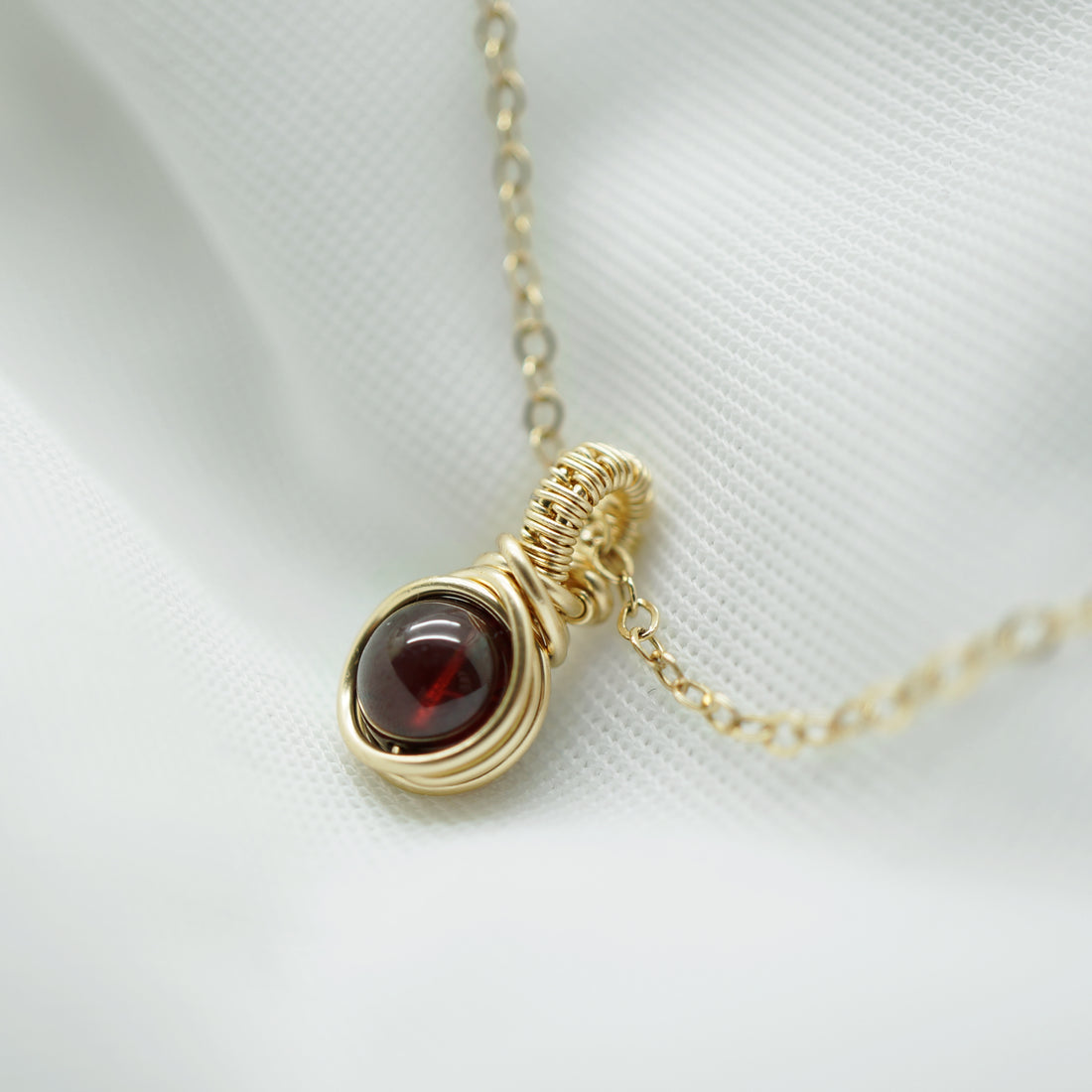 Klein 14k Gold Filled Hangertje met Dieprode Granaat