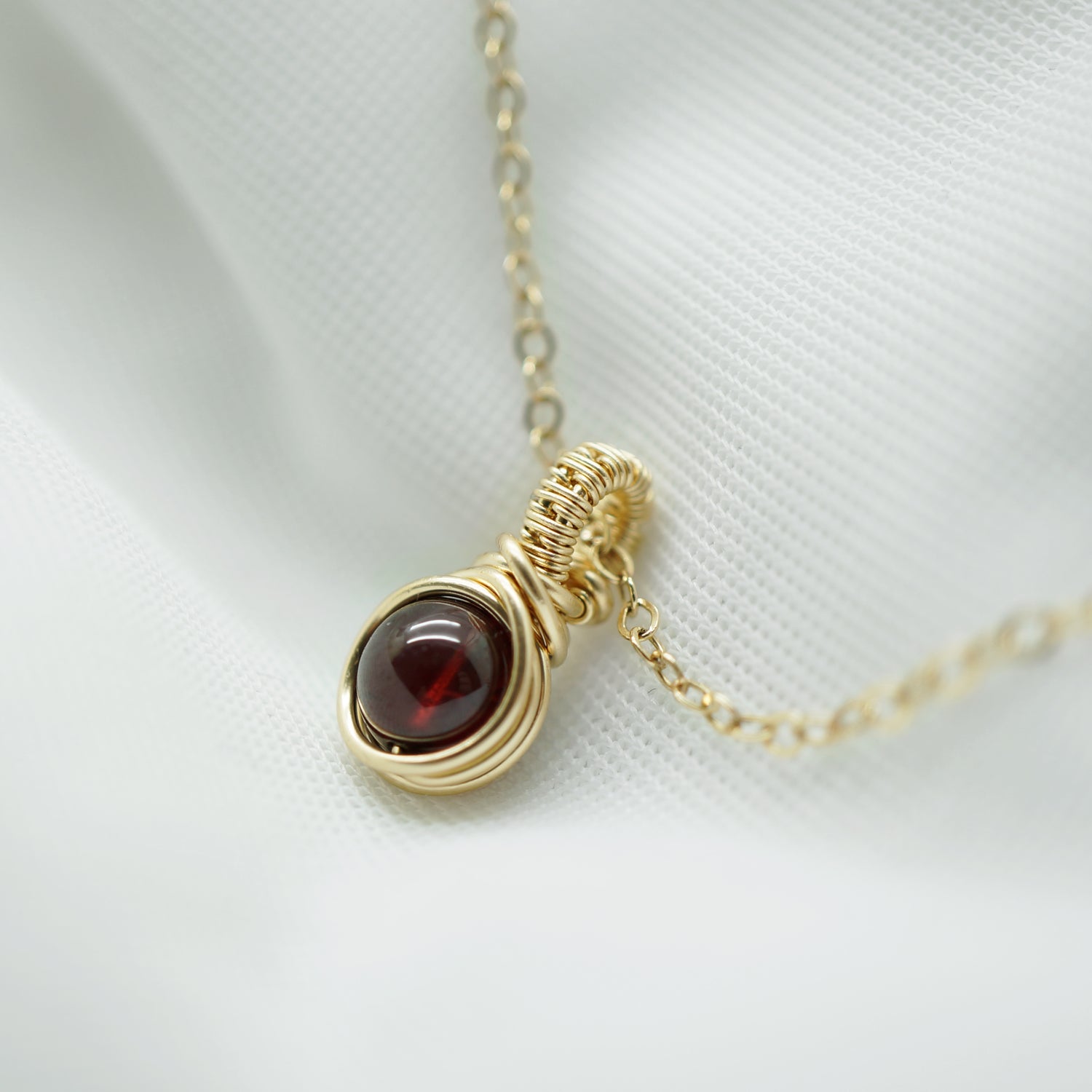 Klein 14k Gold Filled Hangertje met Dieprode Granaat