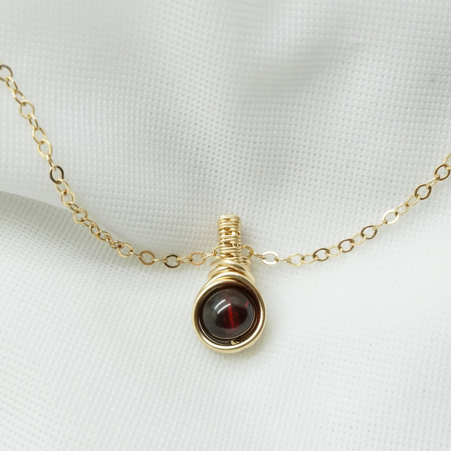 Klein 14k Gold Filled Hangertje met Dieprode Granaat
