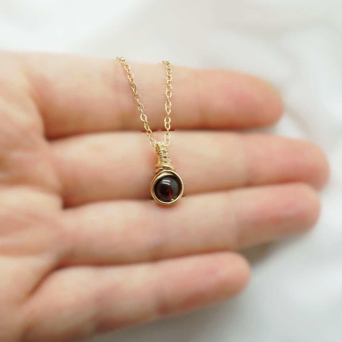Klein 14k Gold Filled Hangertje met Dieprode Granaat