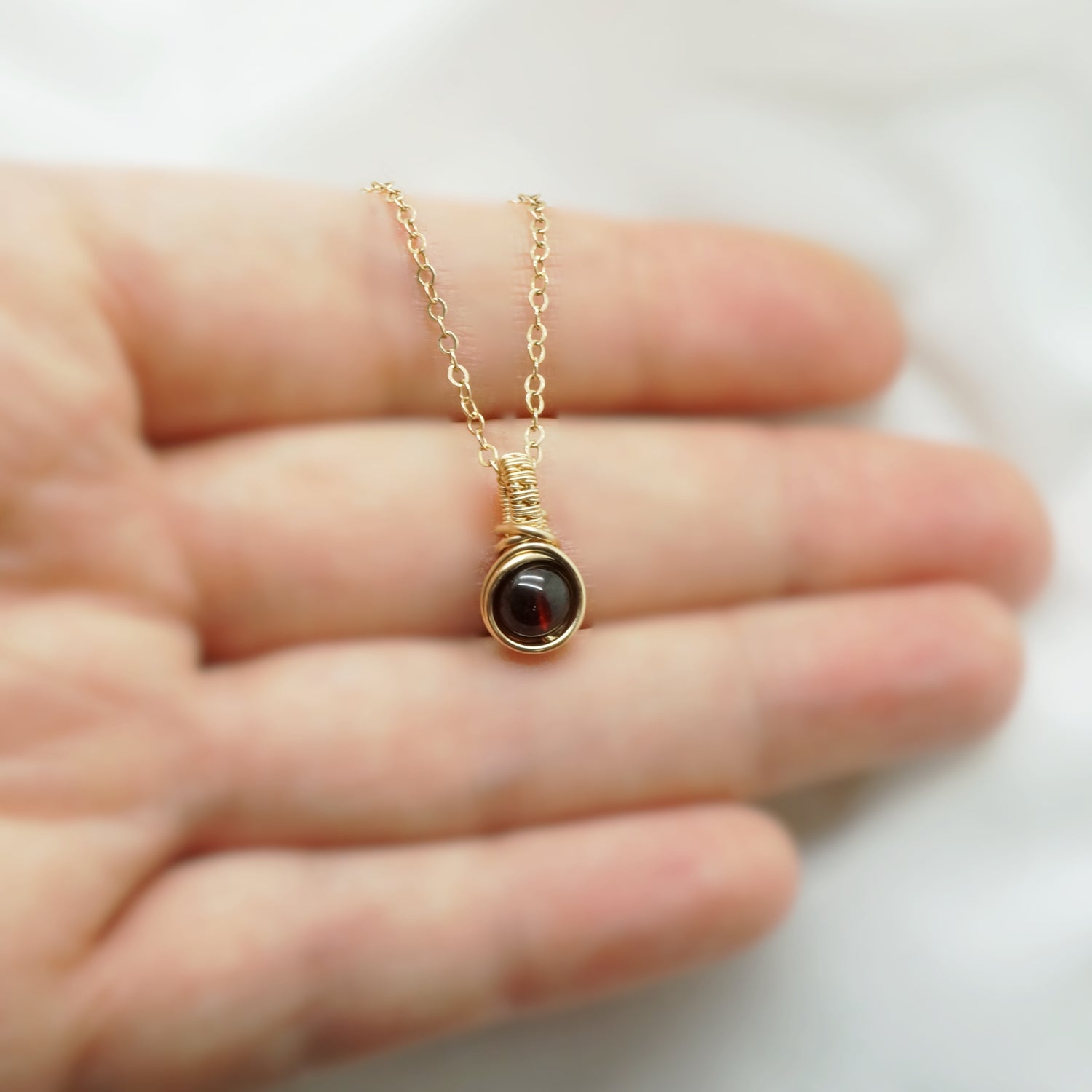 Klein 14k Gold Filled Hangertje met Dieprode Granaat