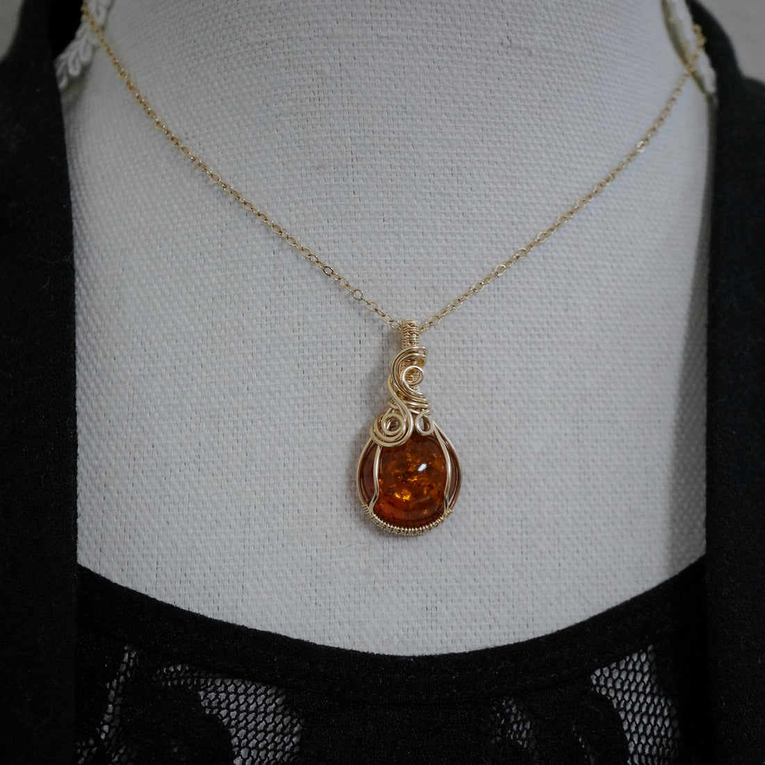 14K Gold Filled Barnsteen Hanger, Handgemaakt Sieraad met Betekenis