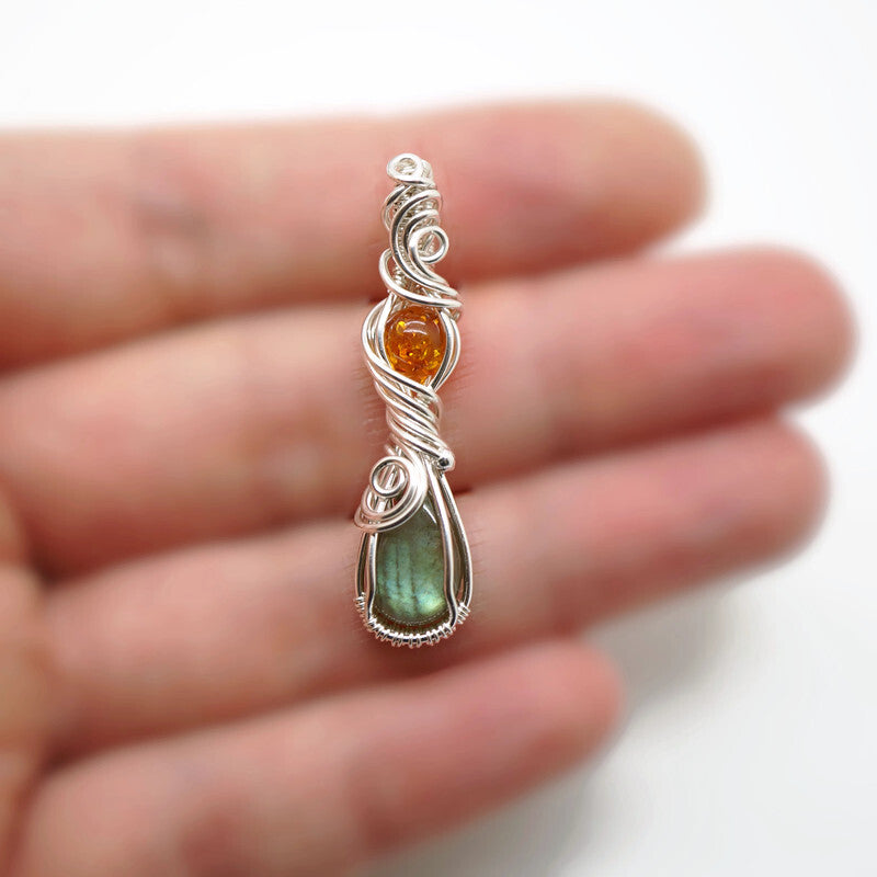 GERESERVEERD - Sterling zilveren wire wrap hanger met labradoriet en barnsteen