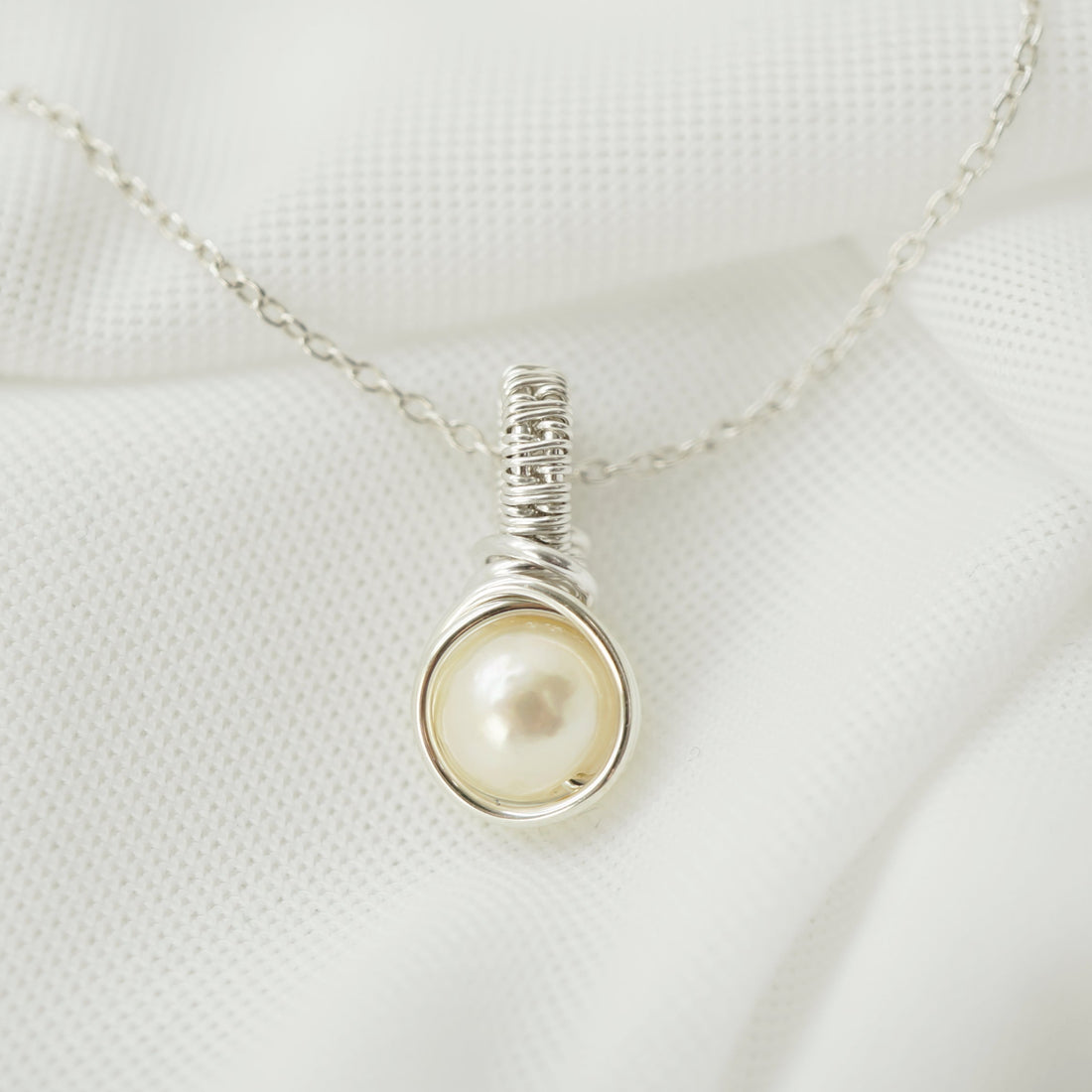 Zilveren wire wrap hanger met parel