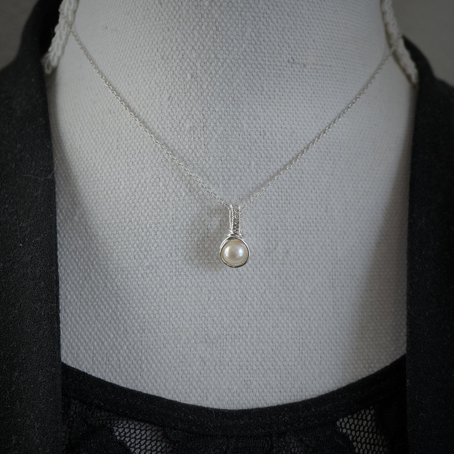 Zilveren wire wrap hanger met parel