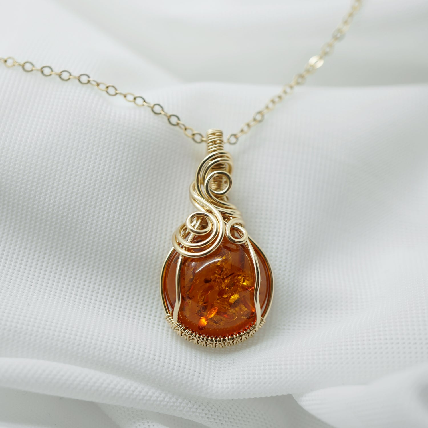 14K Gold Filled Barnsteen Hanger, Handgemaakt Sieraad met Betekenis