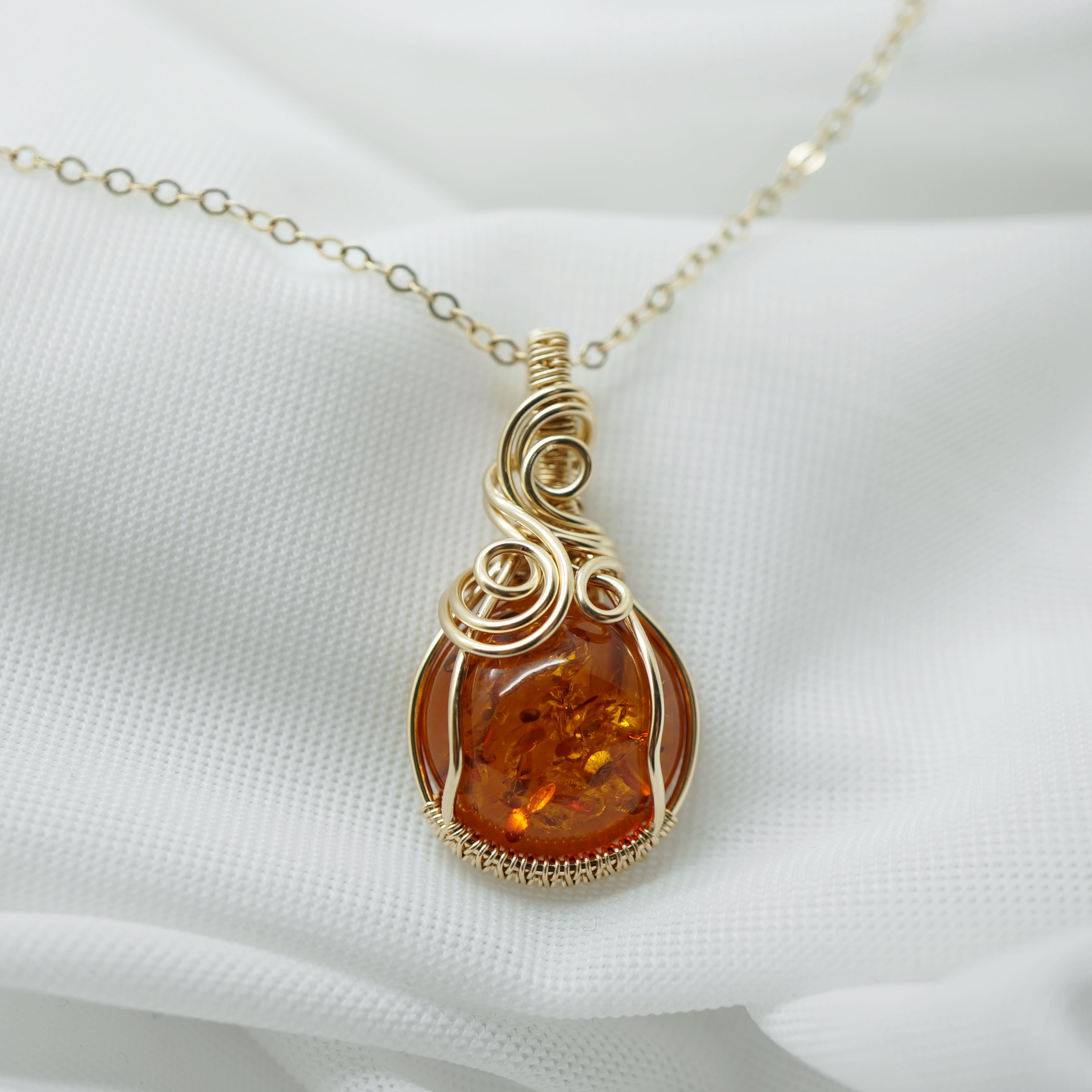 14K Gold Filled Barnsteen Hanger, Handgemaakt Sieraad met Betekenis