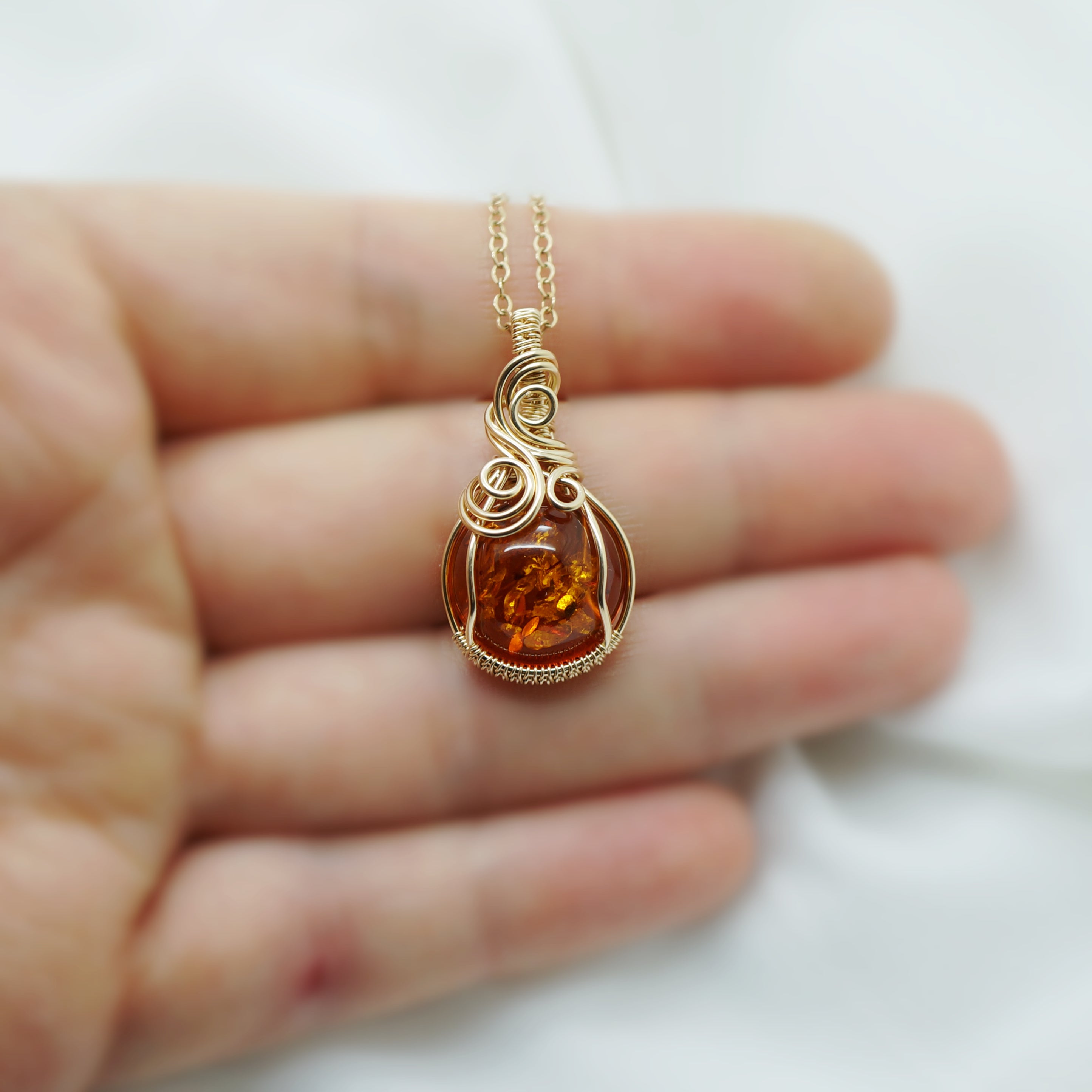 14K Gold Filled Barnsteen Hanger, Handgemaakt Sieraad met Betekenis