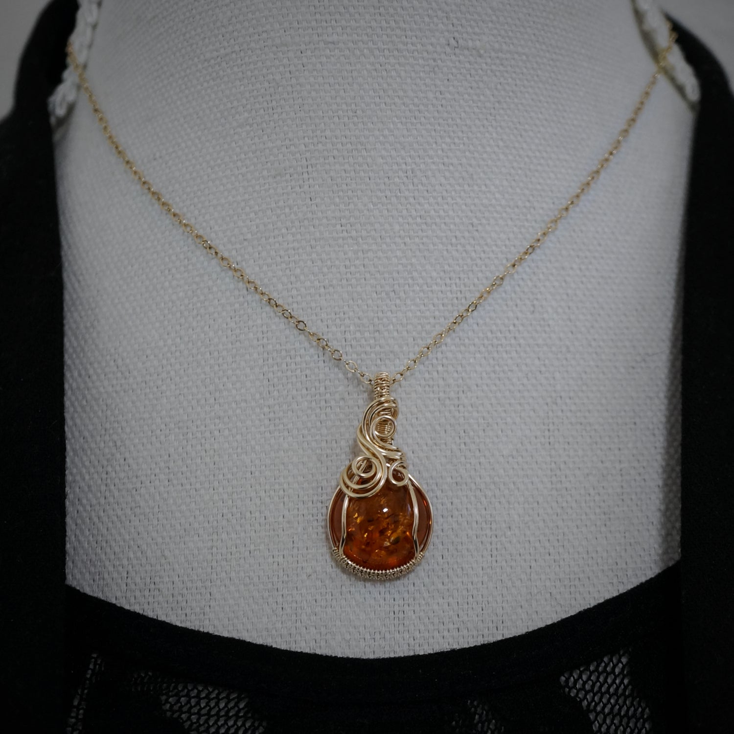 14K Gold Filled Barnsteen Hanger, Handgemaakt Sieraad met Betekenis