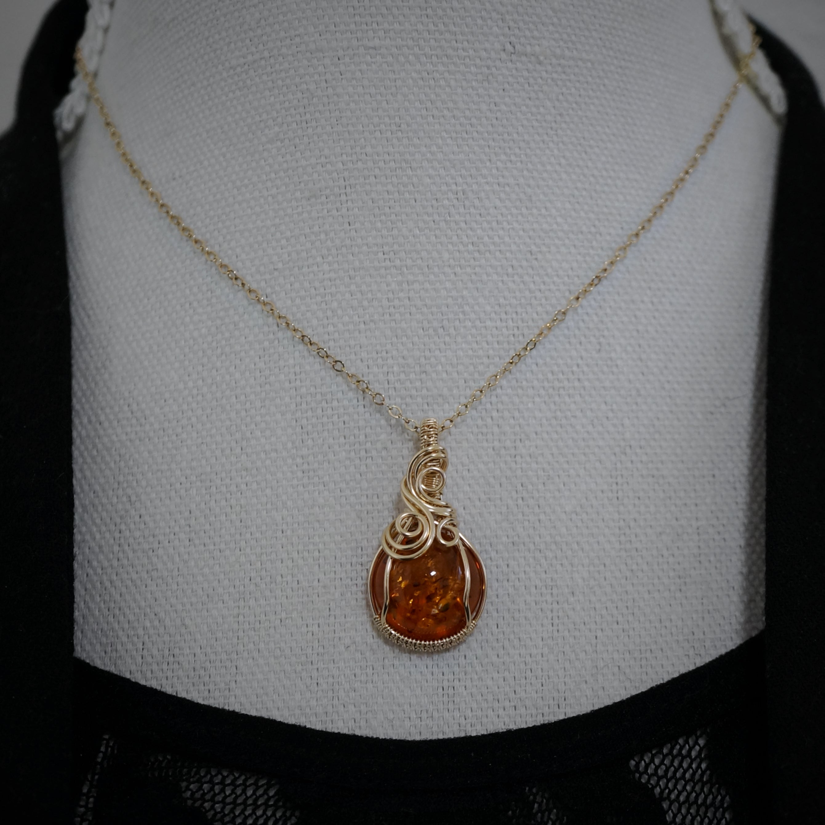 14K Gold Filled Barnsteen Hanger, Handgemaakt Sieraad met Betekenis