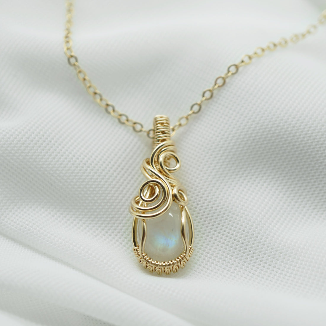 14k gold filled wire wrap hanger met regenboog maansteen