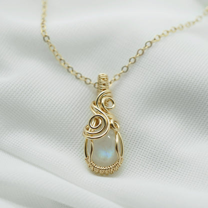 14k gold filled wire wrap hanger met regenboog maansteen