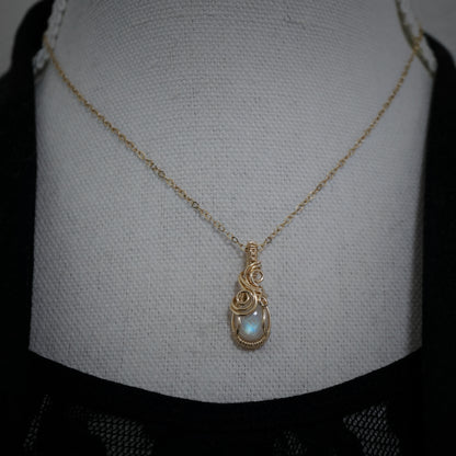 14k gold filled wire wrap hanger met regenboog maansteen