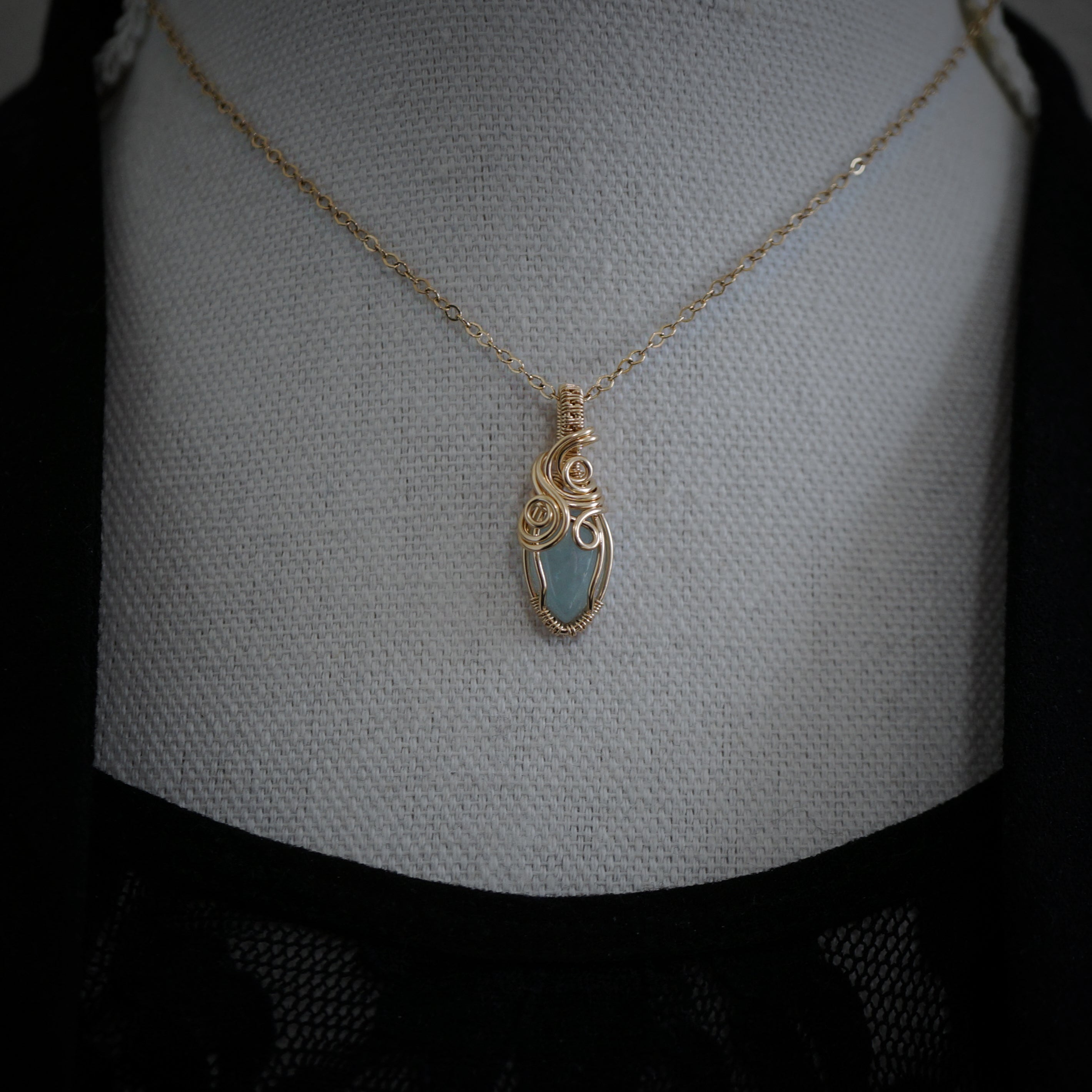 14k Gold Filled Wire Wrap Hanger met Aquamarijn