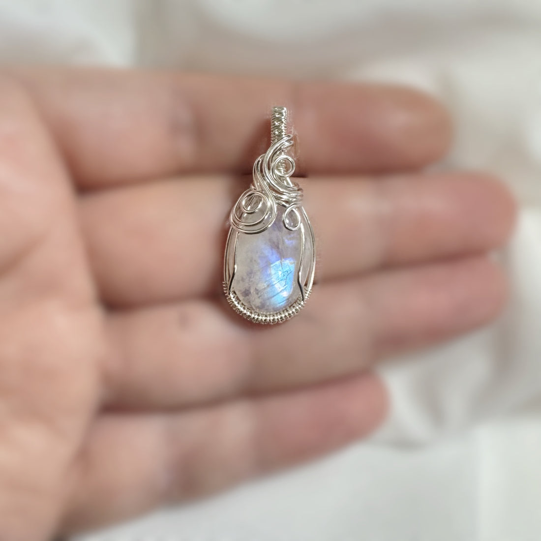 Sterling zilveren wire wrap hanger met regenboog maansteen