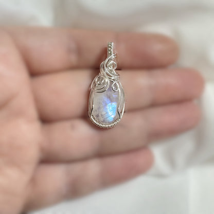 Sterling zilveren wire wrap hanger met regenboog maansteen