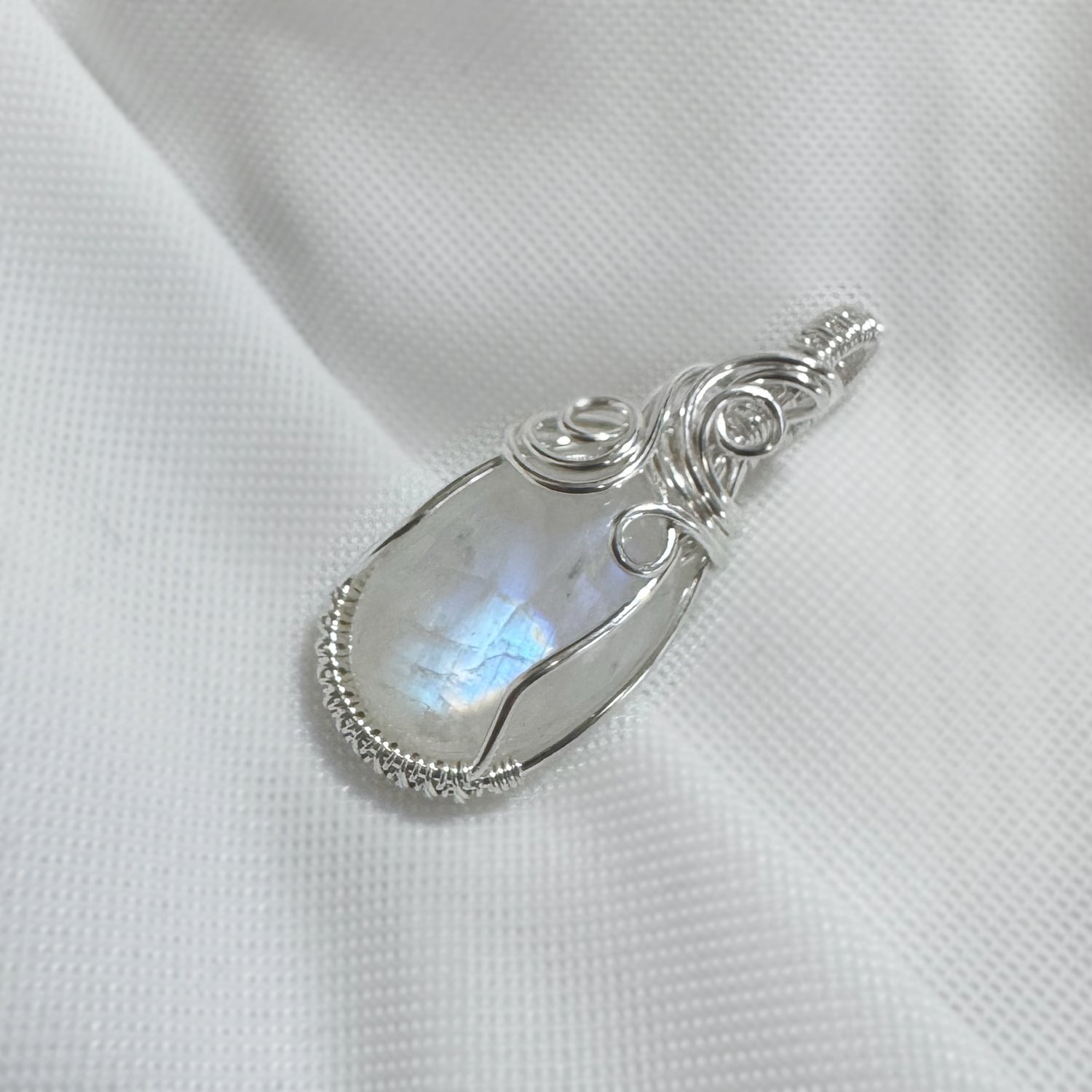 Sterling zilveren wire wrap hanger met regenboog maansteen