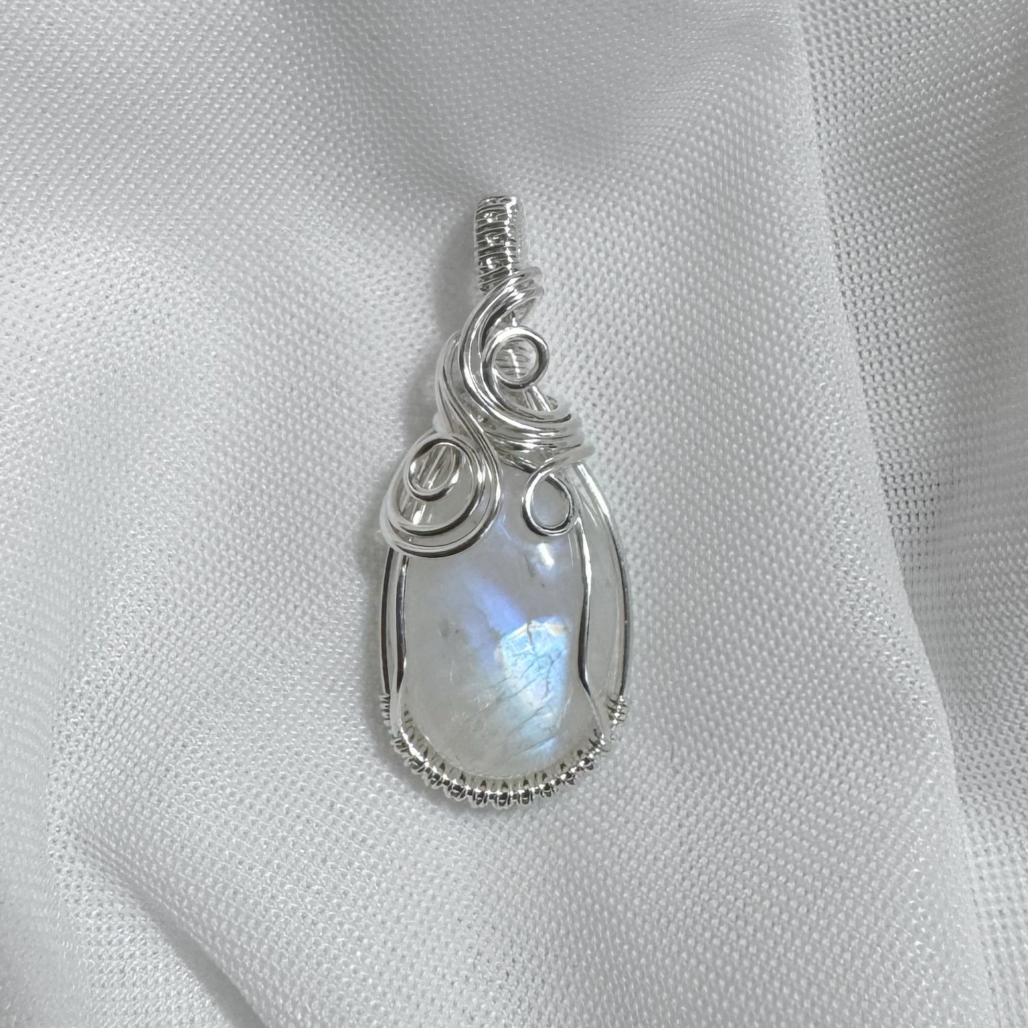 Sterling zilveren wire wrap hanger met regenboog maansteen