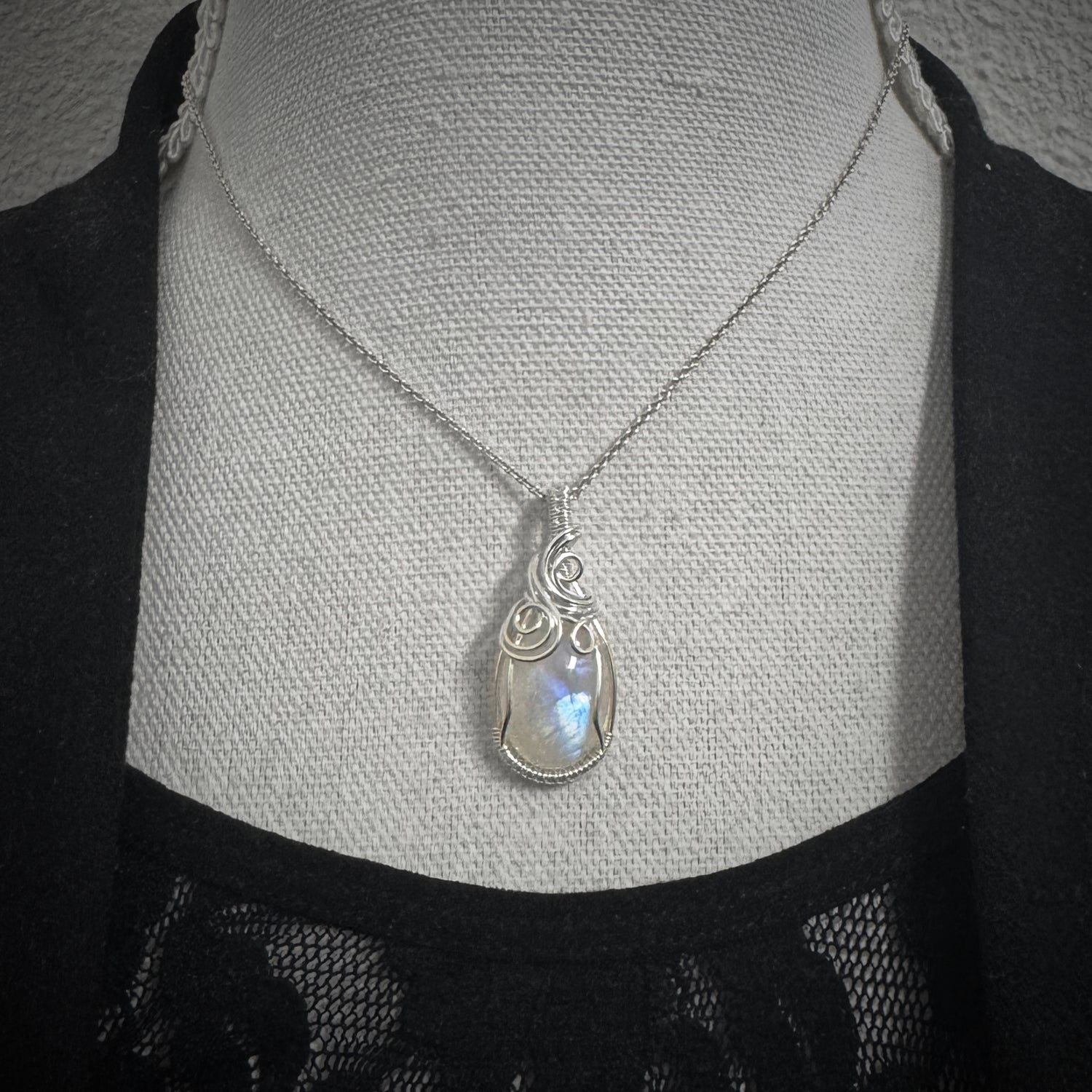 Sterling zilveren wire wrap hanger met regenboog maansteen