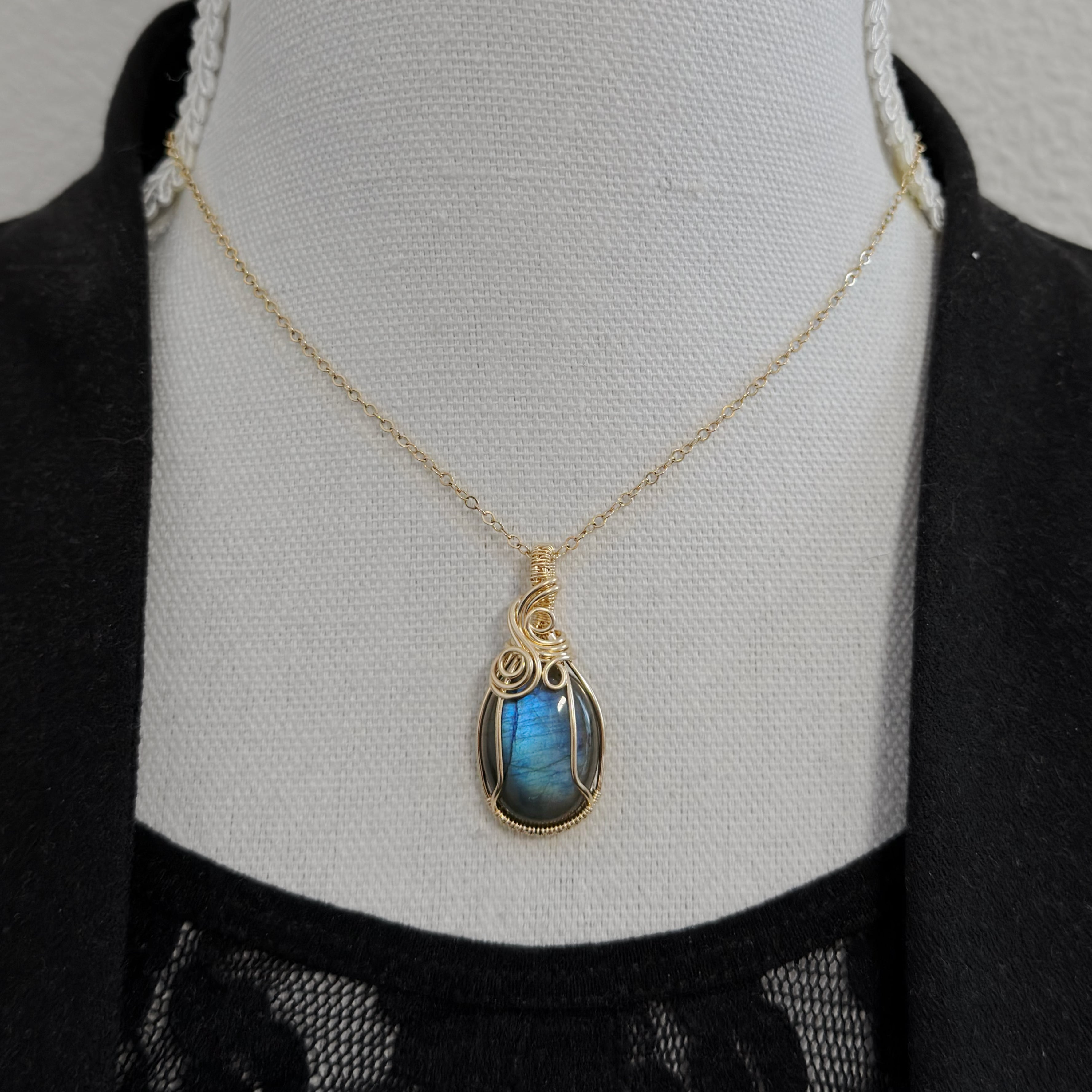 14k gold filled wire wrap hanger met labradoriet