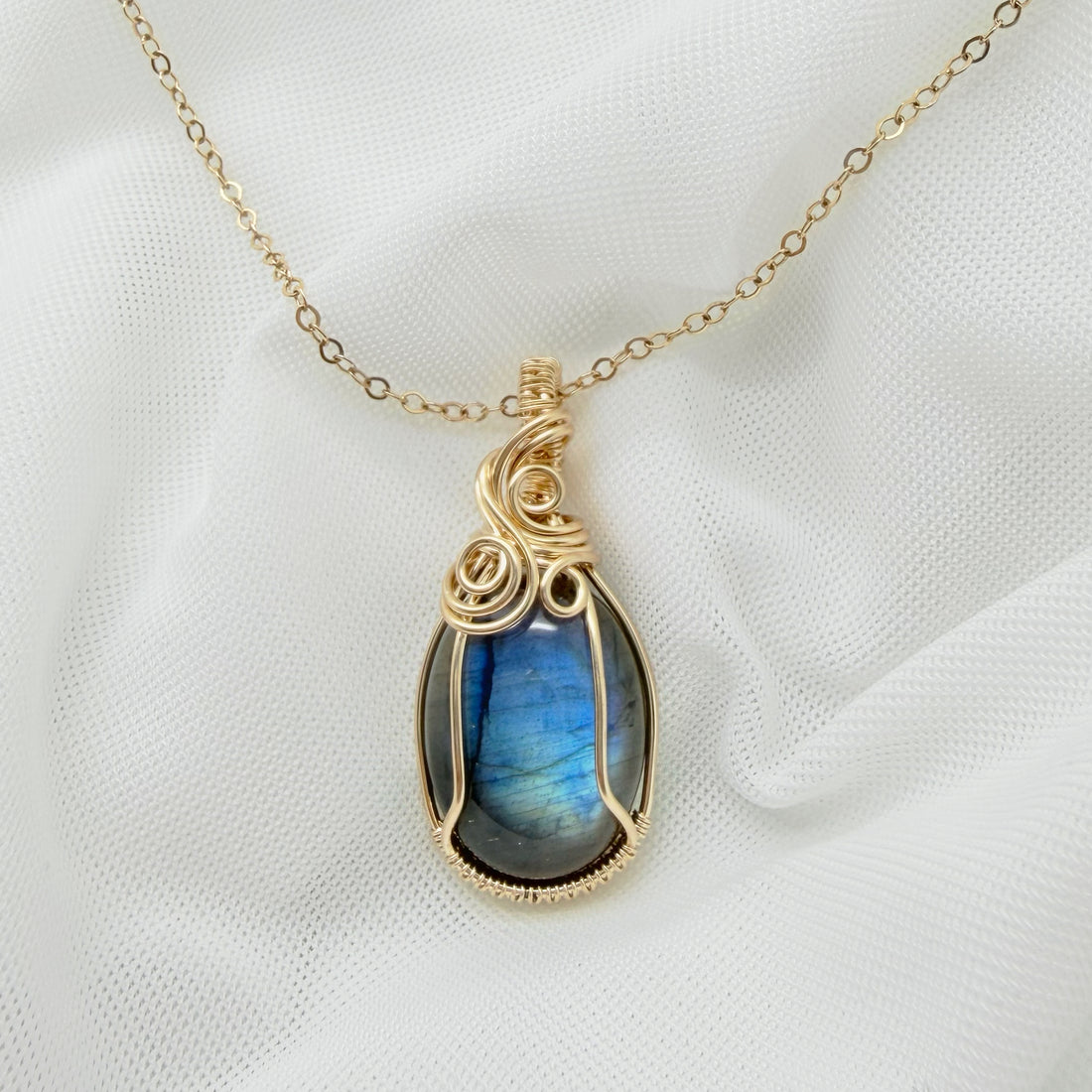 14k gold filled wire wrap hanger met labradoriet