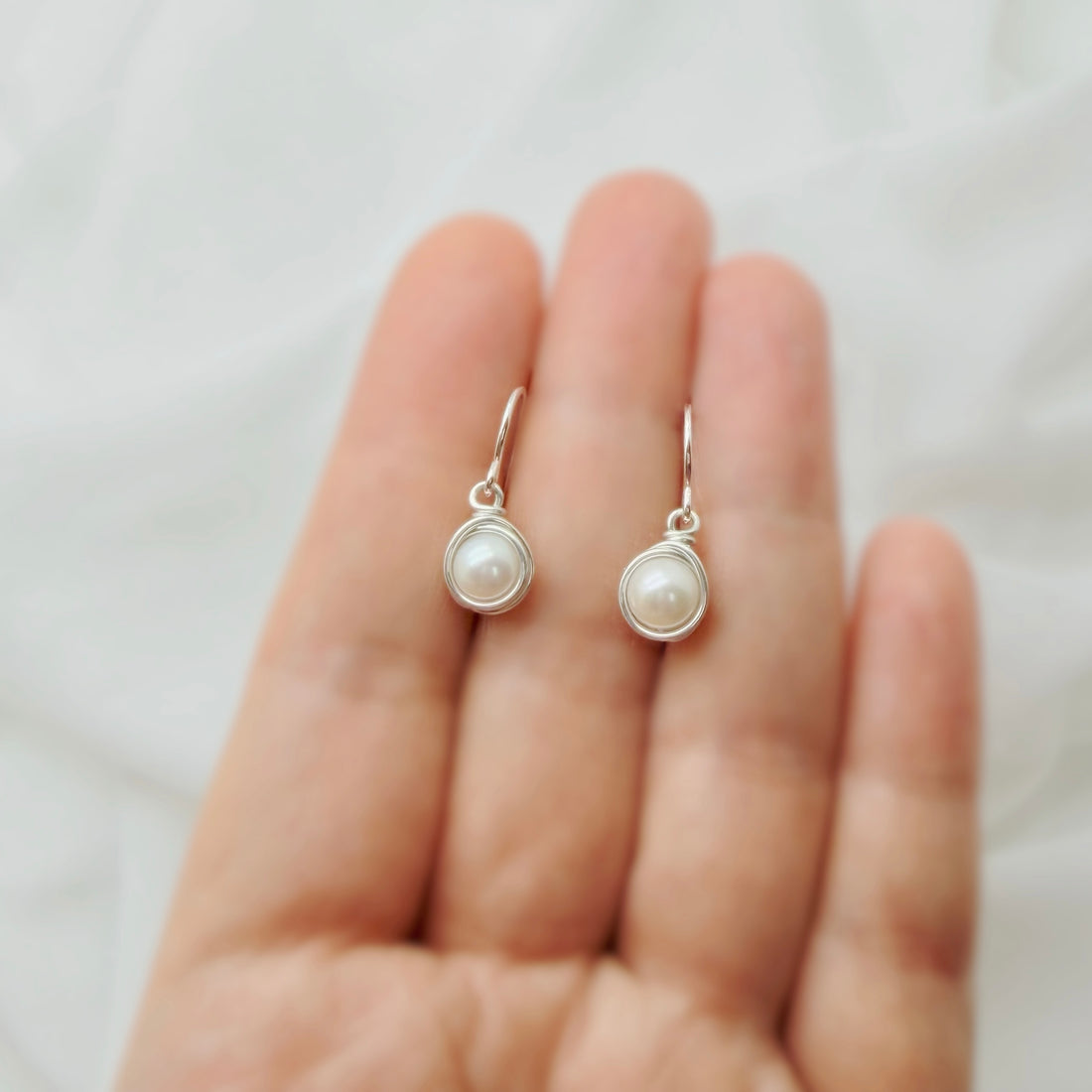 Zilveren oorbellen met zoetwaterparel