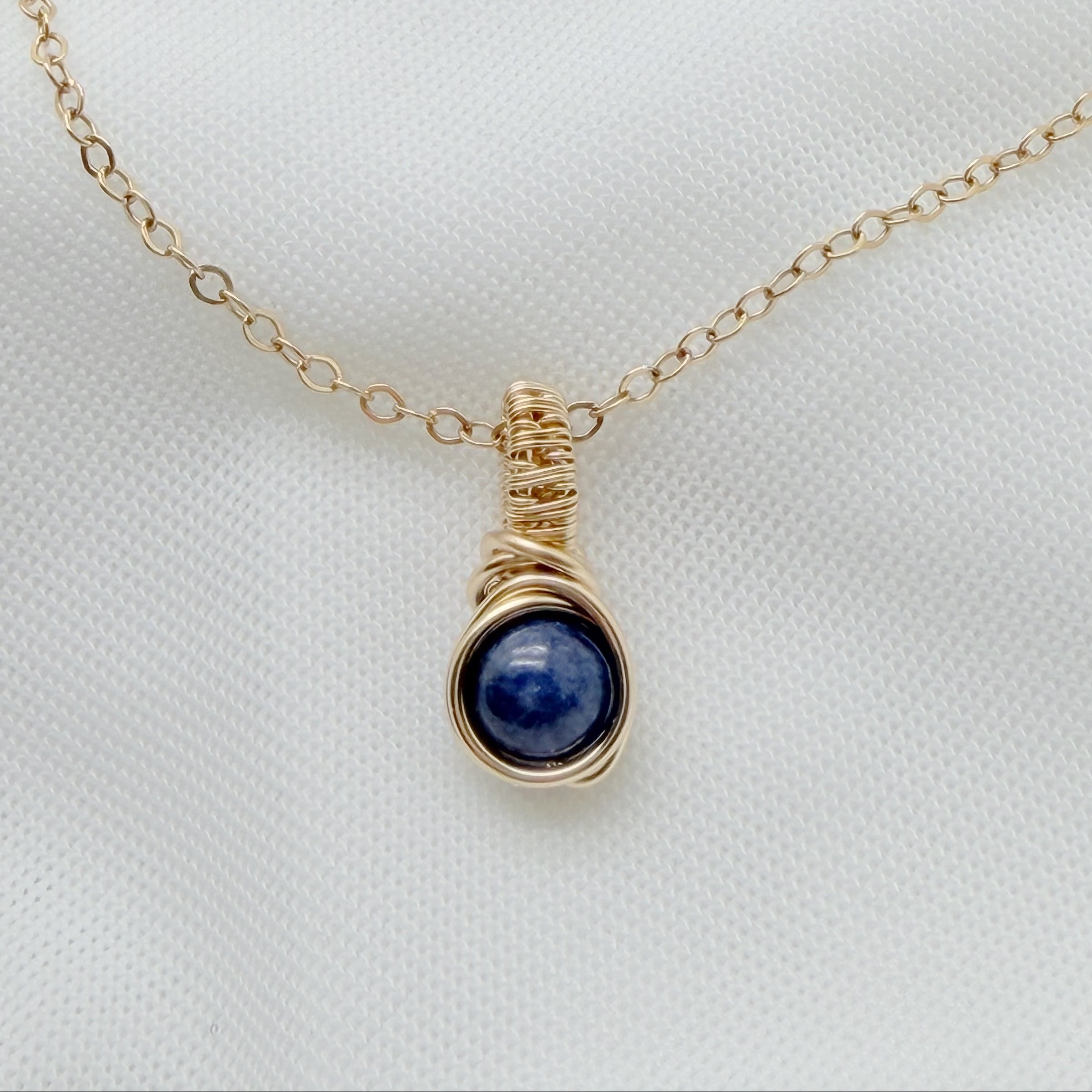 14k gold filled saffier hanger, symbool van wijsheid en innerlijke rust