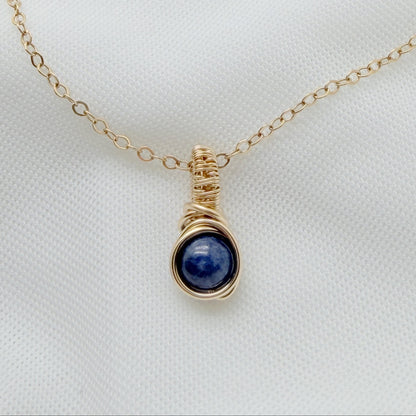 14k gold filled saffier hanger, symbool van wijsheid en innerlijke rust