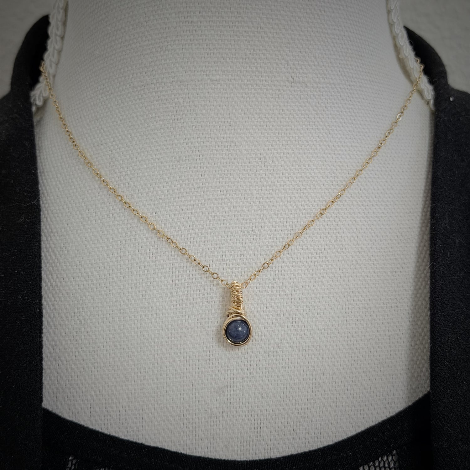 14k gold filled saffier hanger, symbool van wijsheid en innerlijke rust