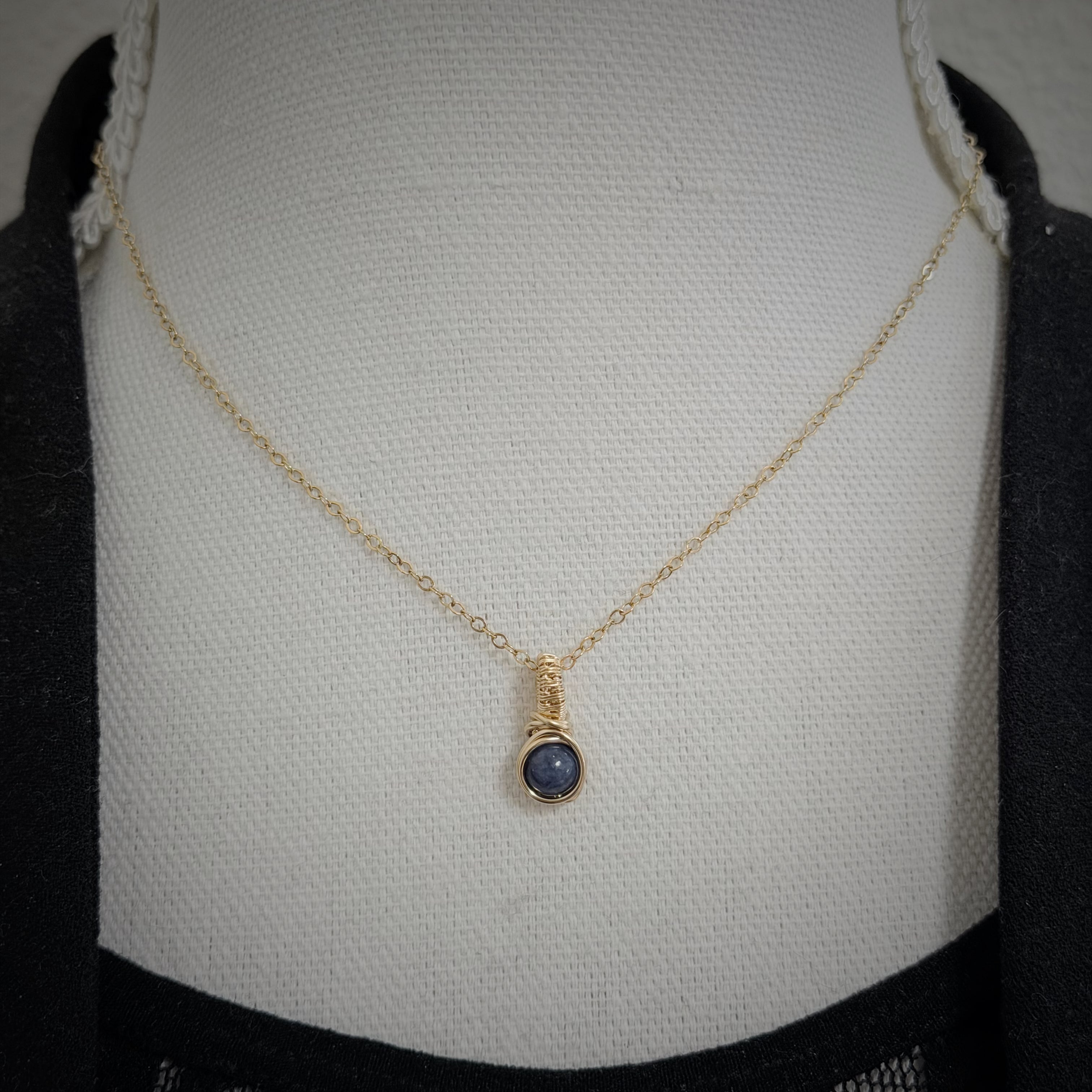 14k gold filled saffier hanger, symbool van wijsheid en innerlijke rust