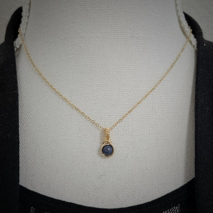 14k gold filled saffier hanger, symbool van wijsheid en innerlijke rust