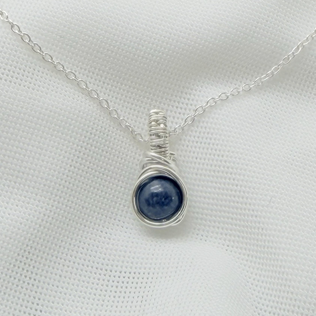 Zilveren saffier hanger, symbool van rust en helder denken