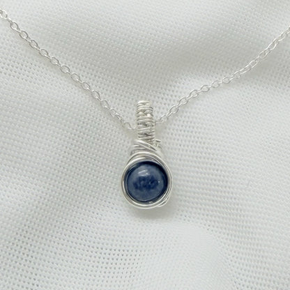 Zilveren saffier hanger, symbool van rust en helder denken