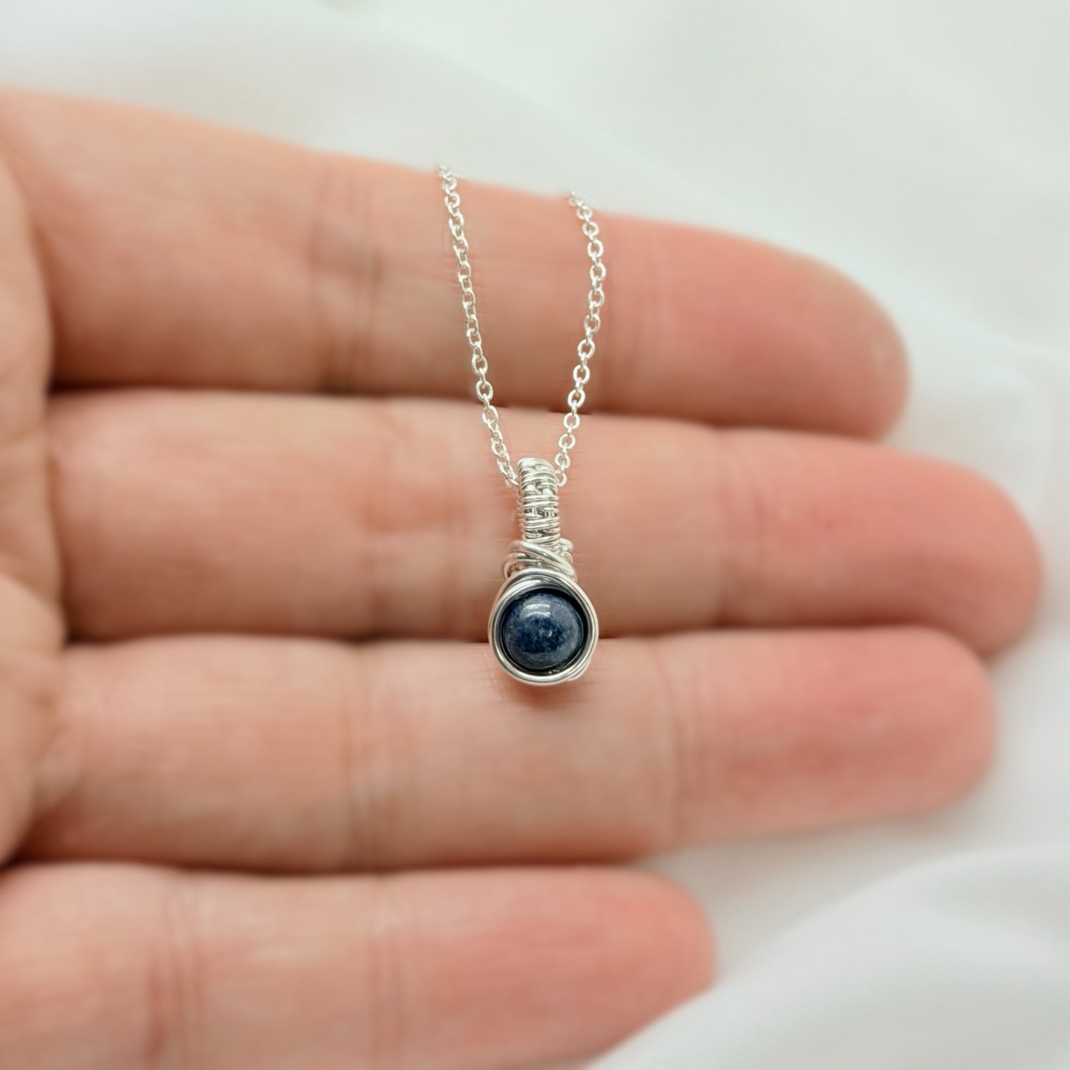 Zilveren saffier hanger, symbool van rust en helder denken